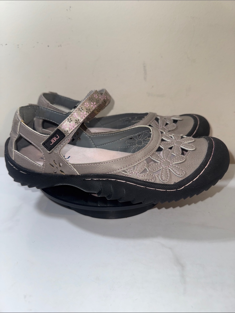 JBU Women's Wildflower Gray Floral Mary Jane Sport Clogs with Pink Accent 6M